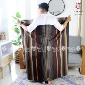Sarung Wadimor Tiga Dara: Sarung Tenun Tradisional untuk Haji & Umroh