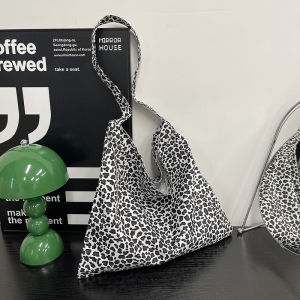 【 In Stock 】2026 New Leopard Print Crossbody & Shoulder Bag Womens Casual Versatile Canvas Bag Large Capacity Tote Bag for Spring and Summer Commute 女士单肩包