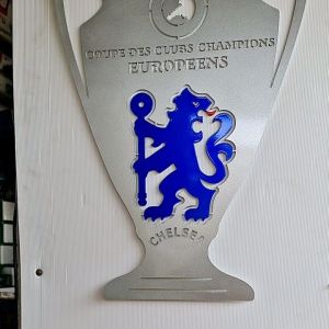เชลซีถ้วยยูฟ่าแชมเปียนส์ลีก ucl ใส่ตาเชลซี เหล็กตัดเลเซอร์ขนาดสเกลยาว 75 เซนติเมตรกว้าง 46 cm น้ำหนัก 5 kgหนา 3 mmใช้สี 2K สีพ่นรถยนต์ภายนอกแข็งแรงคงทนไม่ลอกไม่ร่อนไม่เป็นสนิมไม่เสียรูปติดตั้งได้ทั้งภายนอกภายในอาคารทนแดดทนฝนทนทุกสภาวะอากาศ