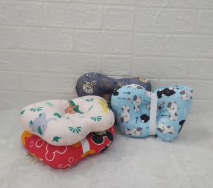 Bantal Anti Peyang Bantal Tangan Menyusui Bayi Motif Bentuk Awan Plus Karet - Bantal Penyangga Kepala Bayi (0-6 Bulan) Katun - Desain Keren dan Modis