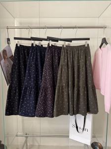 Chân váy midi xếp tầng họa tiết hoa cổ điển dành cho nữ mẫu mới mùa thu 2026 lưng thun dáng váy tầng che khuyết điểm hông