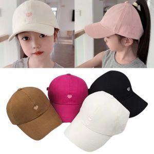 LUMIQLO Bảo vệ UV Mũ bóng chày trẻ em Thêu trái tim tình yêu Thiết kế đuôi trống Mũ đuôi ngựa cao Thời trang Trọng lượng nhẹ và thoải mái Mũ chống nắng rỗng dành cho bé trai bé gái