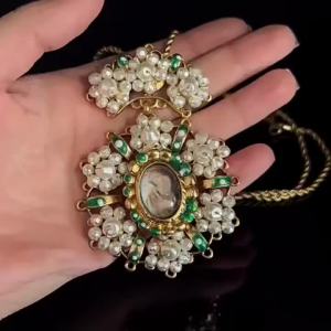French Vintage Pearl Woven Portrait Pendant Necklace Niche Design with Exquisite Twisted Chain