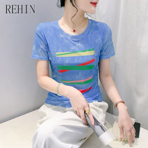 REHIN เสื้อยืดตาข่ายแขนสั้นผ้ายืดหยุ่นสูงลายทางสีรุ้งสำหรับผู้หญิงคอกลมพิมพ์ลายเสื้อตัวในเข้ารูปพอดีที่สง่างามทันสมัยสำหรับฤดูร้อน บอดี้สูทหญิง