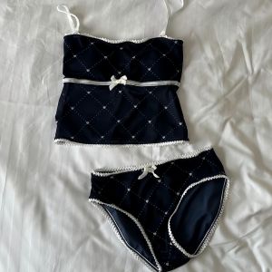 ชุดว่ายน้ำทะเล  ชุดเล่นน้ำเซ็กซี่ ชุดเซ็ทสายเดี่ยว กางเกงขาสั้นสายเดี่ยวปรับได้ ผ้าบางๆ สไตล์เกาหลีน่ารัก