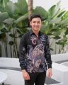 Set Couple Ayu Navy, Couple Kebaya Wisuda Tunangan Setelan Brokat Kutubaru Rok Span Batik. 