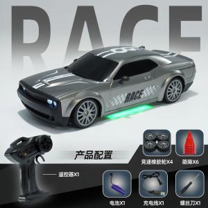 Đồ chơi ô tô điều khiển từ xa bốn bánh (4WD) dành cho trẻ em với khả năng drift và thực hiện các kỹ thuật đặc biệt