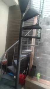 tangga putar pijakan plat bahan besi warna hitam