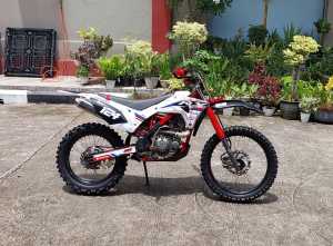 Stiker decal Kawasaki KLX body Gordon motif supermoto putih hitam