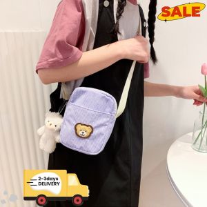 QNQN 【การจัดส่งสินค้า 2-3 วัน】กระเป๋าสตรีสไตล์ใหม่การ์ตูนปักลายกระเป๋าสะพายผ้าสบายกระเป๋าสะพายกับ จี้หมีน้อยน่ารัก