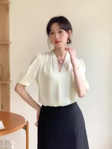Ammin 2024 Mùa Hè Mới Pháp Áo chui đầu cổ chữ V Đơn Giản Áo voan màu trơn Cho Phụ Nữ phong cách Hàn Quốc đi lại Sự Nghiệp Ol tay ngắn áo blouse thanh lịch