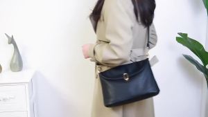 2025 New soft leather womens bag high-end shoulder bag large capacity suitable for middle-aged women simple and versatile crossbody bag