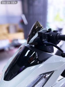 MÃO VARIO 160 ABS VÀ CBS ĐEN KHÓI KIỂU INDO CAO CẤP CÓ KHE GIÓ TẨM MỸ ÔM KHÍCH ĐẦU CÓ KÈM ỐC VÍT INOX VÀ KEO DÁN - DÙNG CHO XE NHẬP VÀ VIỆT NAM