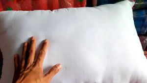 หมอนหนุนใยโพลีและใยสังเคราะห์ ทรัพย์ทวี สินค้าโอทอปอำเภอห้วยแถลง มีตัวเลือกให้เลือก ขนาด18X2.65นิ้ว