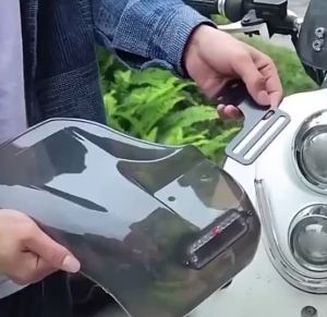 1คู่ กาดแฮนด์มอเตอร์ไซค์ การ์ดแฮนด์บาร์ กันลม แบบสากล สำหรับรถจักรยานยนต์ กระจกบังลม บอร์ดกันน้ำ แฮนด์บาร์ โล่ ครีมกันแบบสากล สำหรับกระจกบังลม