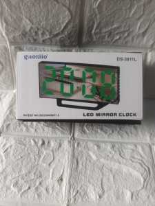 Jam Digital LED Warna-Warni DS 3811L dengan Panel Kaca untuk Dekorasi Ruangan