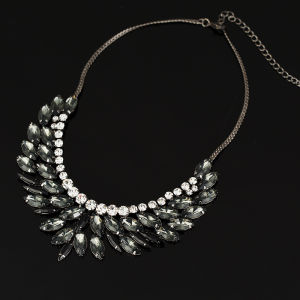 Japan and Korea version retro versatile decorative necklace long accessories autumn and winter diamond crystal womens jewelry