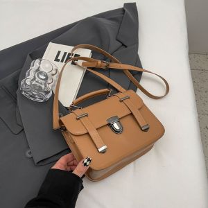 Lhshoess NEW กระเป๋าผู้หญิงแฟชั่น ดีไซน์สายคาดทรงสวยทำออกมาคล้ายกระเป๋านักเรียน มีที่จับด้านบนกระเป๋าด้วยนะ วัสดุเป็นเป็นหนังเทียมดูดีใช้ได้เลย มี 3 สีให้เลือก