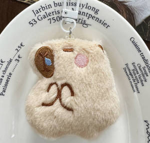 น่ารักการ์ตูน Capybara เข็มกลัดนิ่มแฟชั่นจี้พวงกุญแจที่นุ่ม Capybara น่ารักแปลกใหม่กระเป๋าเป้สะพายหลังตกแต่งของขวัญ