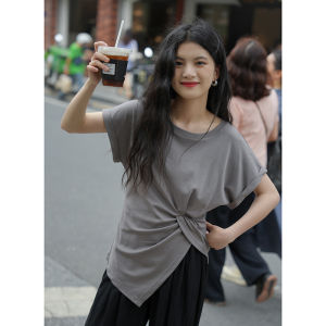 Dream Clothes💟เสื้อยืดผู้หญิง🎈เสื้อยืดแขนสั้นสีทึบสำหรับผู้หญิงในฤดูร้อน ทรงเข้ารูป ดีไซน์ไม่สม่ำเสมอ ซอก เสื้อสั้นไหล่ตรงสำหรับผู้หญิง