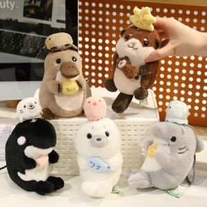 SWEET TIM ตุ๊กตาสัตว์ ตุ๊กตาหมีน้ำ ชีวิตทางทะเล หมุนได้ ของเล่นปลากระเบนฉลาม ชายหญิง การ์ตูน ตุ๊กตาตัวนากยัดไส้ ของขวัญวันเกิด