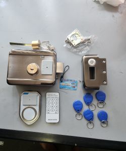 Khóa Cổng thông minh LC-KC03 mở cửa bằng thẻ từ và chìa cơ bên trong và ngoài (sử dụng pin AA và 12V)