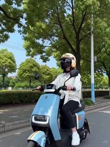 AE3C Certified motorcycle and electric vehicle helmet for women suitable for all seasons 2026 New model that doesnt flatten hair with inward push design rainproof and sunproof