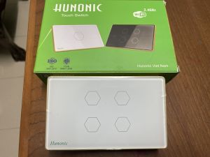 Công tắc thông minh 4 nút cao cấp viền vàng Hunonic điều khiển qua điện thoại. Kết nối Wifibảo hành 1 năm