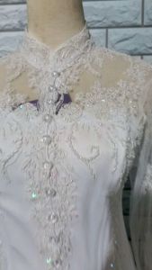 Set Kebaya Akad Nikah Putih & Kebaya Pesta Modern\\n\\n Mengenal Set Kebaya Akad Nikah Putih\\n\\n Apa Itu Set Kebaya Akad Nikah Putih?\\n\\nSet kebaya akad nikah putih adalah pakaian tradisional Indonesia yang digunakan oleh pengantin wanita pada saat akad nikah. Biasanya, set ini terdiri dari kebaya putih, sarung, dan kerudung. Kebaya putih biasanya memiliki desain sederhana dan elegan, yang cocok untuk acara formal seperti pernikahan.\\n\\n Kelebihan Menggunakan Set Kebaya Akad Nikah Putih\\n\\nMenggunakan set kebaya akad nikah putih memiliki beberapa kelebihan, antara lain:\\n\\n- Tampilan yang elegan dan sederhana, sesuai dengan tradisi Indonesia.\\n- Membuat pengantin wanita merasa nyaman dan percaya diri saat mengenakannya.\\n- Cocok untuk acara formal seperti pernikahan.\\n\\n Memilih Kebaya Pesta Modern\\n\\n Tips Memilih Kebaya Pesta Modern yang Tepat\\n\\nKetika memilih kebaya pesta modern, ada beberapa hal yang perlu dipertimbangkan, antara lain:\\n\\n- Ukuran dan bentuk tubuh pengantin wanita.\\n- Warna dan desain kebaya yang sesuai dengan tema pesta.\\n- Kualitas bahan dan jahitan kebaya.\\n\\n Cara Memadukan Kebaya Pesta Modern dengan Aksesoris\\n\\nUntuk membuat penampilan menjadi lebih menarik, pengantin wanita dapat memadukan kebaya pesta modern dengan aksesoris, seperti:\\n\\n- Anting-anting atau kalung yang sesuai dengan warna dan desain kebaya.\\n- Tas kecil yang cocok dengan kebaya.\\n- Sepatu yang sesuai dengan kebaya dan aksesoris.\\n\\n Perawatan dan Penyimpanan Kebaya\\n\\n Cara Merawat Kebaya Akad Nikah Putih\\n\\nAgar kebaya akad nikah putih tetap terlihat cantik dan awet, perlu dilakukan perawatan yang tepat, antara lain:\\n\\n- Jangan mencuci kebaya dengan mesin cuci, gunakan tangan untuk mencuci kebaya.\\n- Gunakan deterjen yang cocok untuk bahan kebaya.\\n- Jemur kebaya di tempat teduh dan tidak langsung terkena sinar matahari.\\n\\n Tips Menyimpan Kebaya Pesta Modern\\n\\nUntuk menyimpan kebaya pesta modern agar tetap terlihat cantik dan awet, ada beberapa tips yang perlu diikuti, antara lain:\\n\\n- Simpan kebaya di tempat yang kering dan tidak lembab.\\n- Gunakan plastik khusus untuk menyimpan kebaya.\\n- Jangan menyimpan kebaya dengan benda-benda yang tajam atau berat.\\n\\nDengan memperhatikan tips-tips di atas, pengantin wanita dapat menikmati penampilan cantik dan elegan saat mengenakan kebaya akad nikah putih dan kebaya pesta modern. Selamat mencoba!\n}