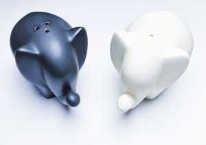 Exquisitely crafted ceramic elephant-shaped salt and pepper shakers - Spice Pepper Shaker Spice Jar Salt Sugar Bottle Seasoning Multi-purpose Kitchen Gadgets - Unique Table Decor - Hand-Painted Artisanal Kitchen Accessories - Elephant Lovers Must-Have
