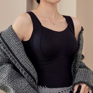 Warm vest with integrated chest cushion for women seamless fit and slimming effect with a bottom layer and a compression fit for shaping the body