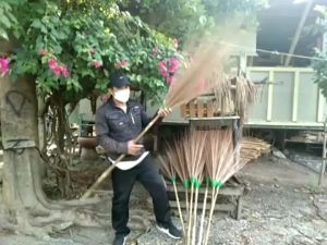 ไม้กวาดทางมะพร้า แบบด้ามไม้ไผ่ 200cm ความยาวรวม