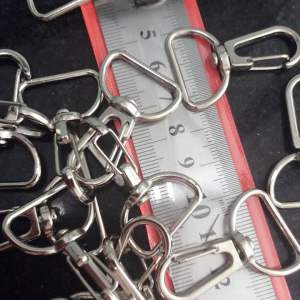 Móc khoá càng cua xoay 180 độ size 4x2.5cm 2 cái