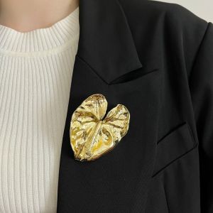 HOMEVOYAG สง่างาม เข็มกลัดใบไม้ แวววาว ผิวสัมผัสที่ประณีต ป้ายติดเสื้อ แบบย้อนยุค เงินและทอง เข็มกลัดวินเทจ ของตกแต่งงานปาร์ตี้