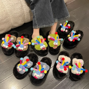 SWEET TIM รองเท้าอุ่น รองเท้าใส่ในบ้านผู้หญิง รองเท้า ขนปุย ๆ ตุ๊กตาตาใหญ่ รองเท้าแตะอุ่นหนา การ์ตูนลายการ์ตูน ขนยาวขนยาว รองเท้าแตะผ้าพลัฌ ตลกๆ ที่วางพื้น รองเท้าแตะผู้หญิงส้นแบน ฤดูหนาวในฤดูหนาว