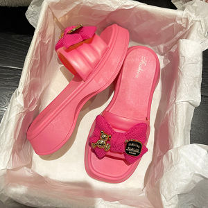 QDshop ขายดี รองเท้าแฟชั่นผู้หญิงแบบสวม เป็นงานเสริมส้นสีพื้นมีโบว์พร้อมหมีสีทองติดไปให้ด้านหน้า กาวแน่นไม่หลุดง่าย ราคาดี รีบมากดตุ่มกันเลยจ้าทุกคน