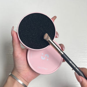 Dụng cụ vệ sinh cọ trang điểm GECOMO chất liệu silicon cao cấp - Miếng silicon rửa cọ trang điểm đa năng có thể gấp gọn tiện lợi - Kèm dung dịch vệ sinh cọ chuyển dụng + túi lưới. - Lamdepdeal