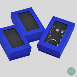 กล่องกระดาษสีน้ำเงินมีฝาปิดใส ช่วยเพิ่มความหรูหราให้กับเครื่องประดับได้เป็นอย่างดี ขนาด 5x8.5x2.8 cm