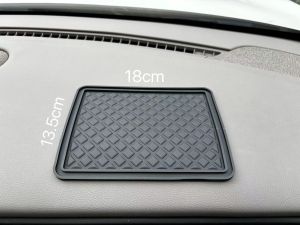 Alas Dashboard Mobil Anti Slip Dasbor Hiasan Bertatahkan Berlian Silikon Aksesoris Interior Mobil