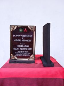 Plakat Kenang Kenangan Plakat Wisuda Plakat Ucapan Terima Kasih KKN Plakat Murah Plakat Vandel Kayu Kotak