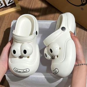 KDAShop ปังมากพี่จี้ รองเท้าแตะแฟชั่นหัวโต มีให้เลือกถึง4สี พื้นนิ่ม หนา1นิ้ว ใส่สบาย แถมฟรีการ์ตูนติดรูปตา โตๆ ราคาถูกมาก ลุคไหนก็จึ้ง