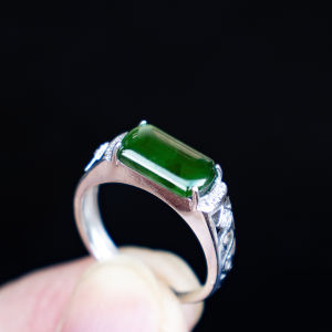 แหวนหยกพม่าเจไดต์Type A แท้ ตัวเรือนเงินแท้ 92.5 % ชุบทองคำขาว ไซส์ 55 /7.5 US. มีใบรับรองจากทางร้านค้า