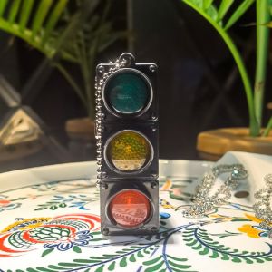 3D Luminous Traffic Light Shape Car Keychain Mini Simulated Signal Light Pendant Cute Creative Bag Hanging Ornament Portable Daily Decorative Accessory Gift For Drivers