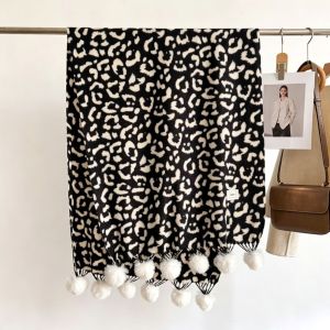 DOOUR Kích thước lớn Khăn len giả cashmere Thiết kế hai Chất liệu mềm mại ấm áp Khăn choàng họa tiết da báo Thời trang Vải giả cashmere Khăn quàng thời trang Dành cho phụ nữ