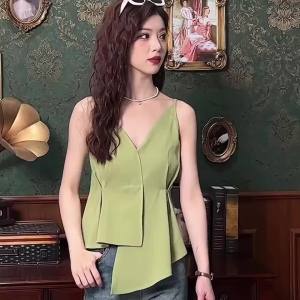 AMMIN เสื้อเบลาส์คอวีเปิดไหล่ผู้หญิงเสื้อยืดชีฟองเปิดไหล่แบบสั้นอัดพลีทแบบไม่สม่ำเสมอดีไซน์สง่างามแบบลำลองใหม่สำหรับฤดูร้อน2024