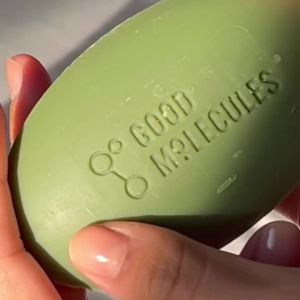 Xà phòng làm sáng da và giảm thâm nám Good Molecules chứa axit kojic dung tích 3 oz. Sản phẩm làm sạch da chứa axit tranexamic và axit kojic giúp làm sáng da và cải thiện tình trạng da bị thâm nám.