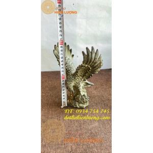 Tượng đại bàng sải cánh bằng đồng màu xanh giả cổ
