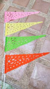 ฉลุลายผ้า ผ้าสามเหลี่ยมฉลุลาย ธงฉลุลาย ธงสามเหลี่ยม ตุงช่อ  (คละสีหรือสีล้วน กรุณาทักแชท) - Lanna Online