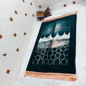 COD Sajadah Impor Turki Hitam Kiswah Rumbai Emas Bahan Tebal dan Lembut dengan Ukuran Jumbo 75x112 dan Ukuran Midi 55x115 cm Multi Motif
