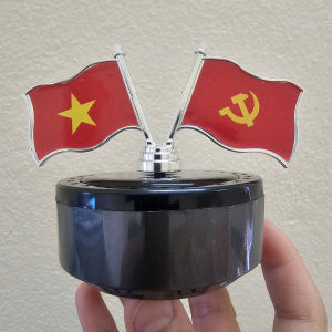 Cờ gắn xe ô tô xoay 360 độ khuếch tán nước hoa máy khuếch tán nước hoa ô tô chạy năng lượng mặt trời